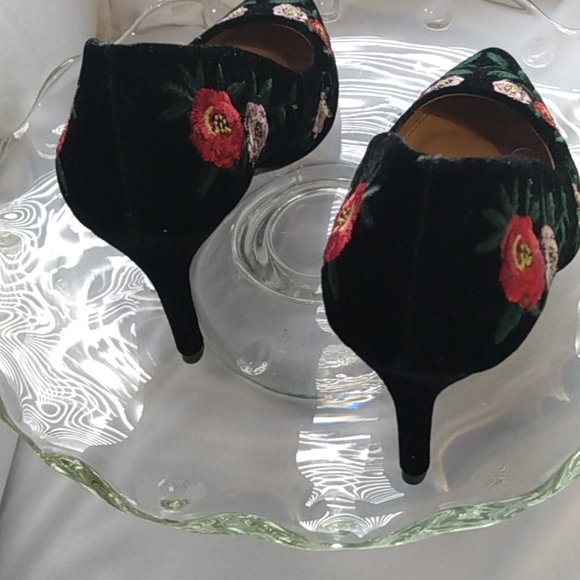 A new day Black Velvet heels with floral embroidery - Picture 5 of 12